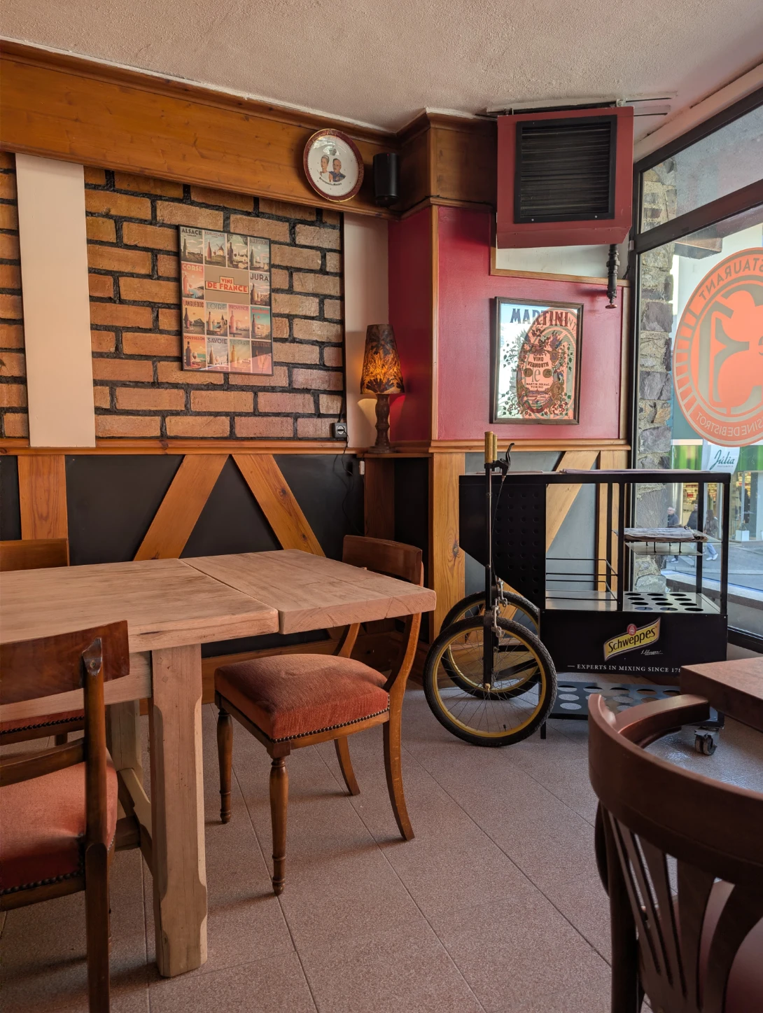 Table en bois et mobilier chiné au Restaurant 31, bistrot français