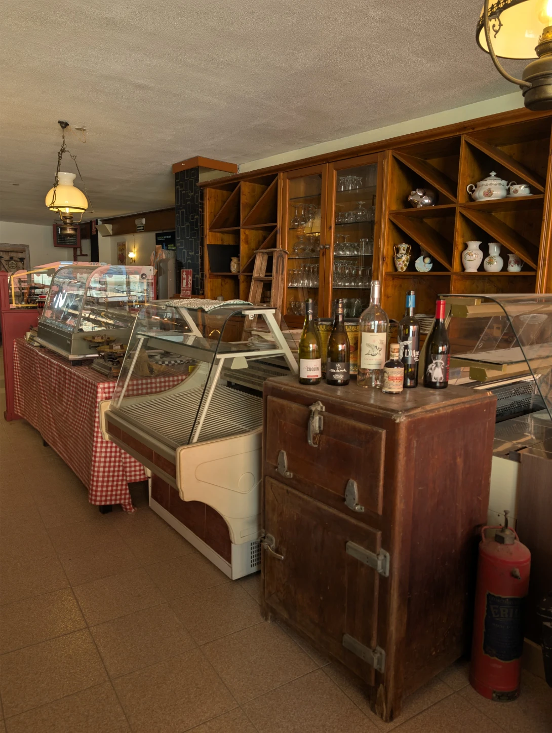 Salle du Restaurant 31 au Pas de la Case, briques et affiches d'époque